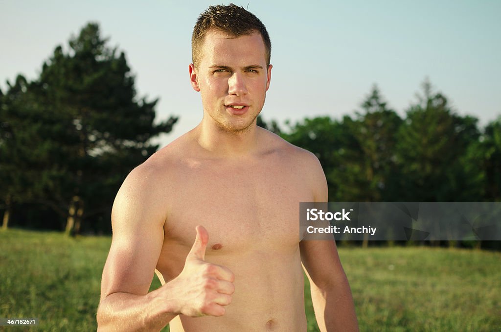 Zadowolony mężczyzna po sport szkolenia - Zbiór zdjęć royalty-free (Aktywny tryb życia)
