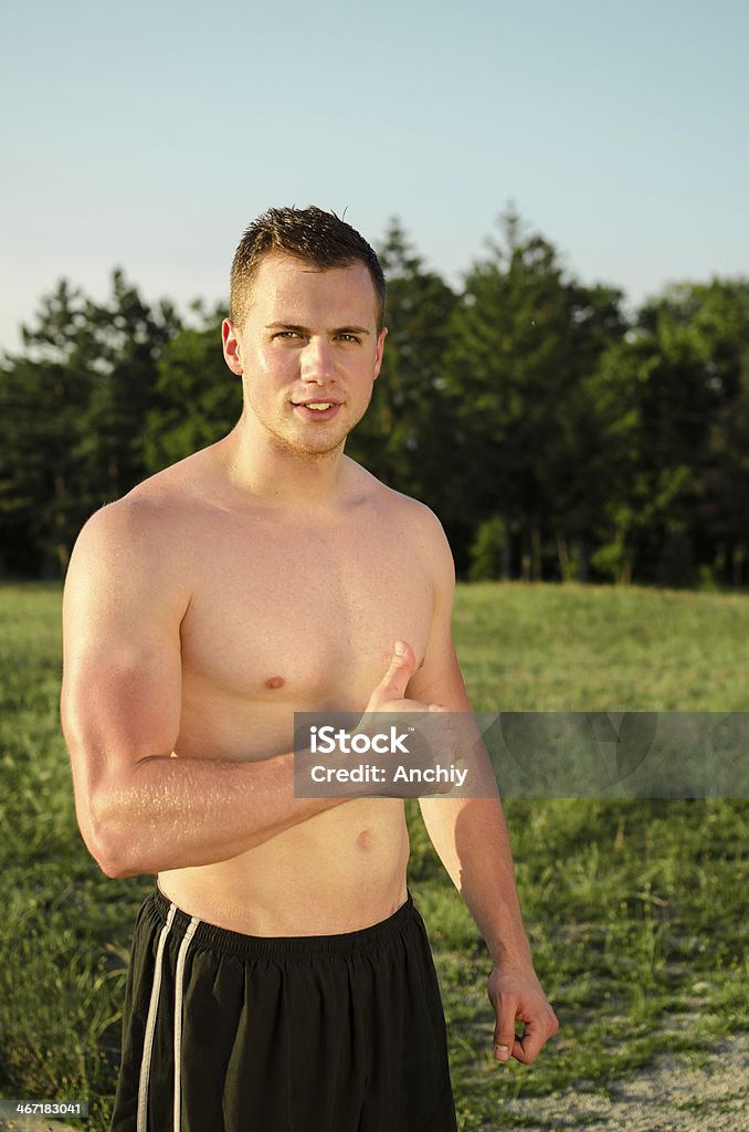 Homem satisfeito depois de treino desportivo - Foto de stock de Adulto royalty-free