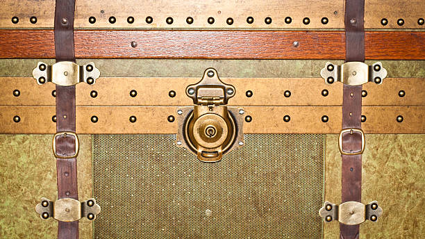 tronco de armazenamento - trunk luggage old fashioned retro revival imagens e fotografias de stock