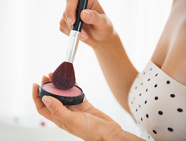 detalhe em jovem mulher usando blush - make up brush brushing make up cosmetics - fotografias e filmes do acervo