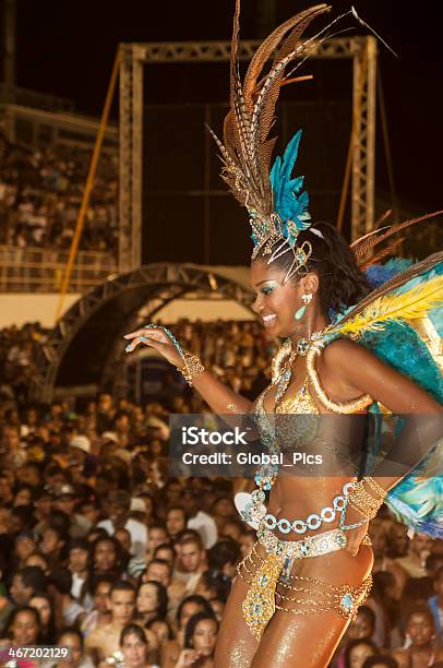 Carnaval De Brasil Foto de stock y más banco de imágenes de Adulto - Adulto, Afrodescendiente, Bailar