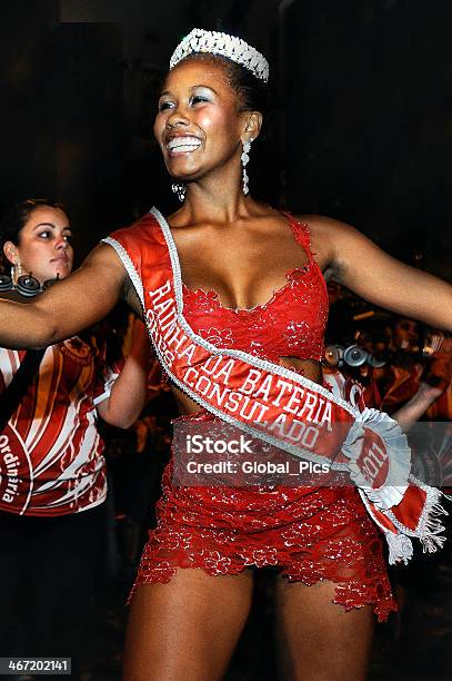 Photo libre de droit de Danse De Samba Dans Les Rues De Florianópolis banque d'images et plus d'images libres de droit de Adulte - Adulte, Adulte d'âge moyen, Brésil