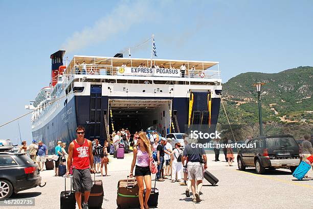 Llegada Skopelos Island Ferry Foto de stock y más banco de imágenes de Agua - Agua, Aire libre, Amarrado