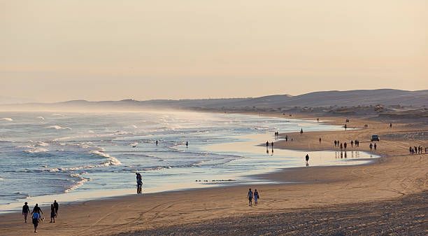 stockton beach antes de la puesta de sol.  port stephens.  anna bahía.  australia. - downunder fotografías e imágenes de stock