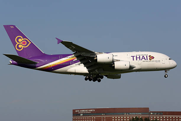 thai airways international samolot airbus a 380-800 - thai airways zdjęcia i obrazy z banku zdjęć