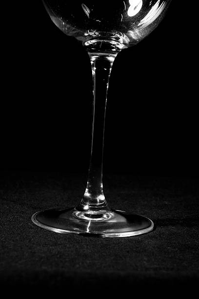 kryształ szkła strzał na czarnym tle - wineglass glass crystal studio shot zdjęcia i obrazy z banku zdjęć