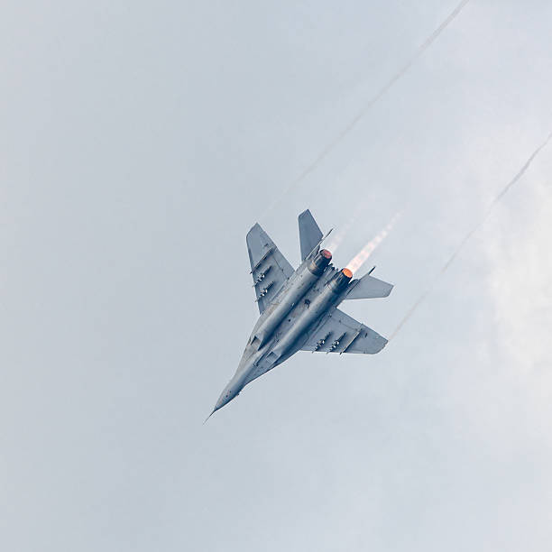 - jet-flugzeug mig - 29 im himmel - air force fighter plane pilot military stock-fotos und bilder