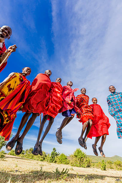 アフリカのマサイ族のジャンプダンスの男性は、 - masai africa dancing african culture ストックフォトと画像