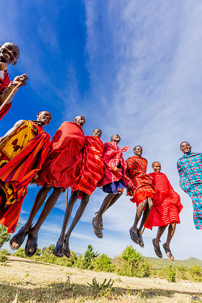 african masai mężczyźni są taniec i skoki - masai africa dancing african culture zdjęcia i obrazy z banku zdjęć