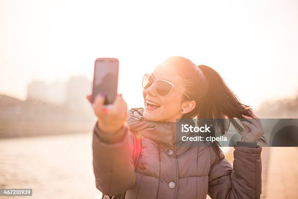 Chica Tomar Autorretrato Por Teléfono Celular Foto de stock y más banco de imágenes de Adolescencia - Adolescencia, Adolescente, Adulto