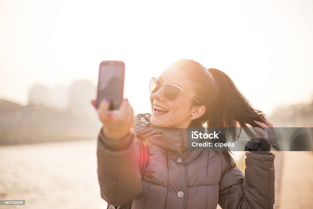 여자아이 복용 초상화 휴대전화 - 로열티 프리 고독-개념 스톡 사진