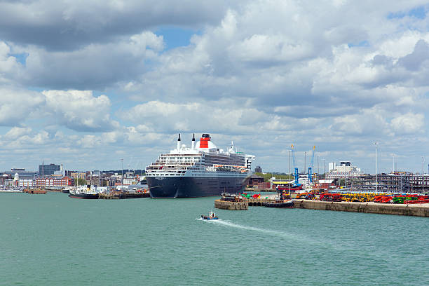 queen mary 2 mare andando nave da crociera southampton docks - queen mary 2 foto e immagini stock