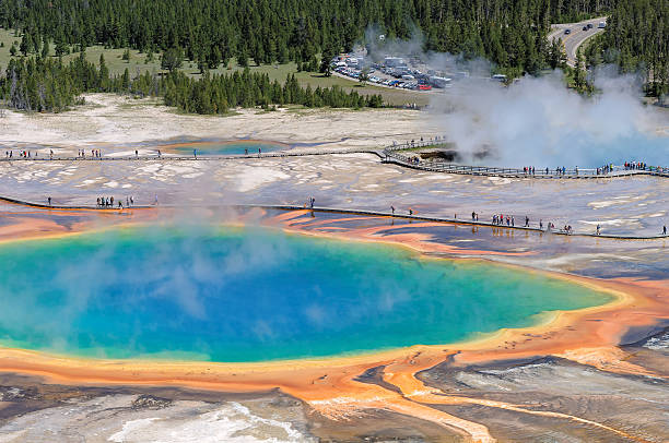 wielki graniastosłupowy skok w park narodowy yellowstone - midway geyser basin zdjęcia i obrazy z banku zdjęć