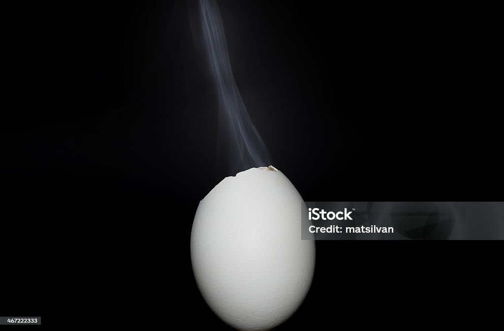 Яйцо и smoke - Стоковые фото Без людей роялти-фри