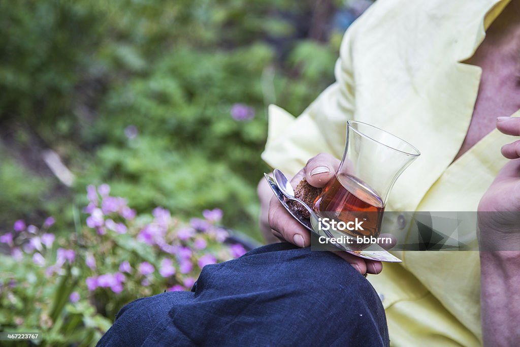 Tenant un verre de thé - Photo de Adulte libre de droits