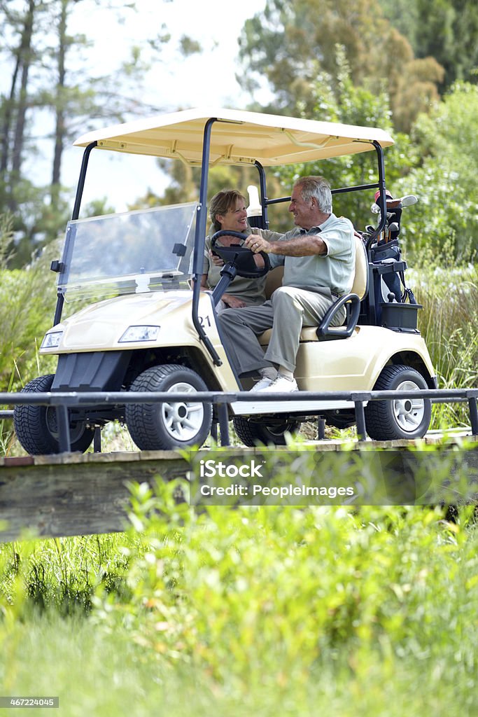 Aposentou-se e aproveitar os pequenos prazeres da vida - Foto de stock de Carrinho de Golfe royalty-free