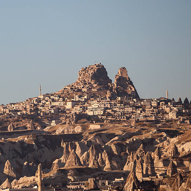 песчаник фейские дымоходы в каппадокия турция-стоковое изображение - goreme rural scene sandstone color image стоковые фото и изображения