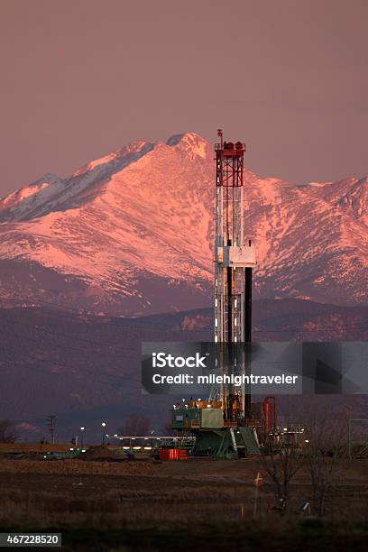 Foto de Nascer Do Sol De Petróleo Fraturação Hidráulica Atividade Rig Longs Peak Weld County Colorado e mais fotos de stock de Montanha