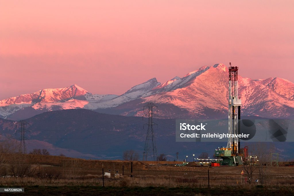 Nascer do sol de petróleo fraturação hidráulica atividade rig Longs Peak Weld County, Colorado - Foto de stock de Colorado royalty-free