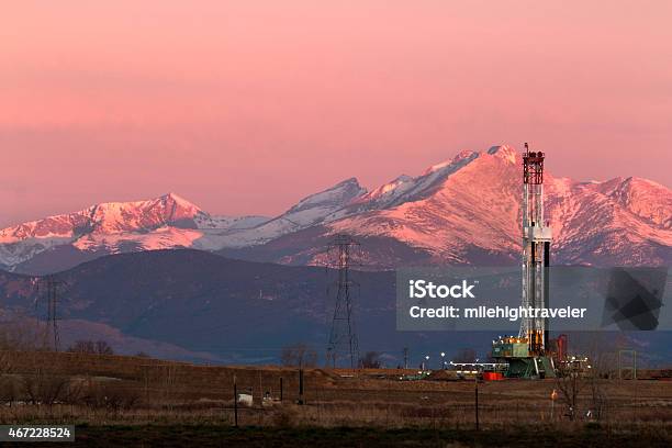 Foto de Nascer Do Sol De Petróleo Fraturação Hidráulica Atividade Rig Longs Peak Weld County Colorado e mais fotos de stock de Colorado