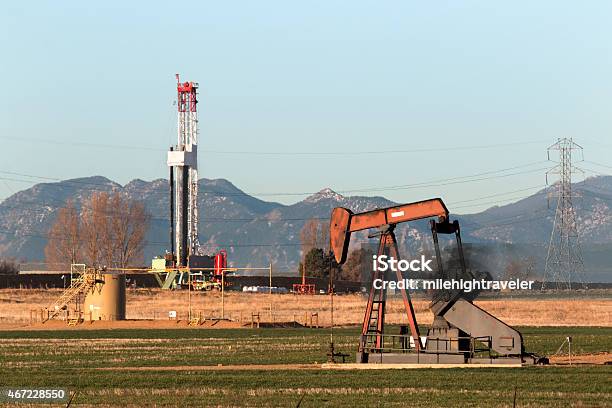 Foto de De Perfuração De Petróleo Com Fraturação Hidráulica Atividade Exuberante E Montanhas Rochosas Do Colorado e mais fotos de stock de Xisto Betuminoso