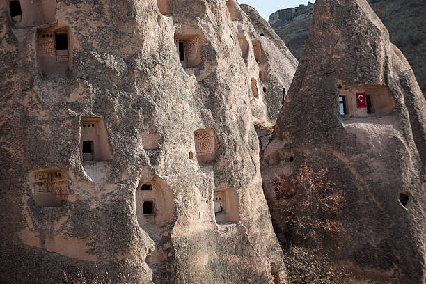 песчаник фейские дымоходы в каппадокия турция-стоковое изображение - goreme rural scene sandstone color image стоковые фото и изображения