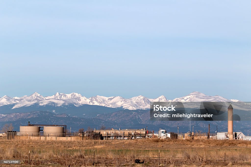 Poço de Petróleo pad tanques de armazenamento de picos nevados indiana Erie Colorado - Foto de stock de Fraturação hidráulica royalty-free