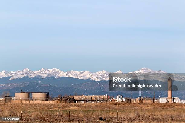 Foto de Poço De Petróleo Pad Tanques De Armazenamento De Picos Nevados Indiana Erie Colorado e mais fotos de stock de Fraturação hidráulica