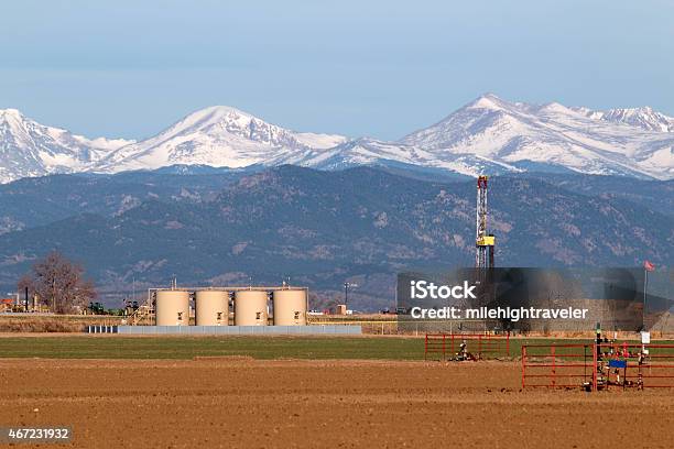 Foto de Tubo De Perfuração Com Almofada Tanques E Picos Nevados Índico Colorado e mais fotos de stock de Colorado