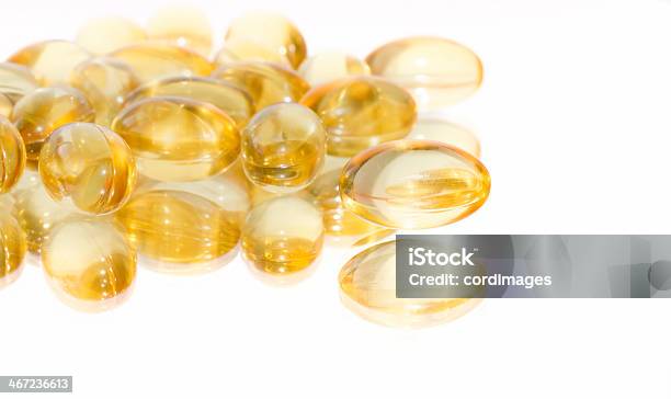 Cod Liver Oil Kapseln Auf Weiß Stockfoto und mehr Bilder von Fischöl - Fischöl, Fotografie, Gelb