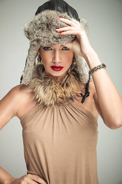sexy hermosa mujer en ropa de cama de lujo y sombrero de piel - russian culture fashion model hat sensuality fotografías e imágenes de stock