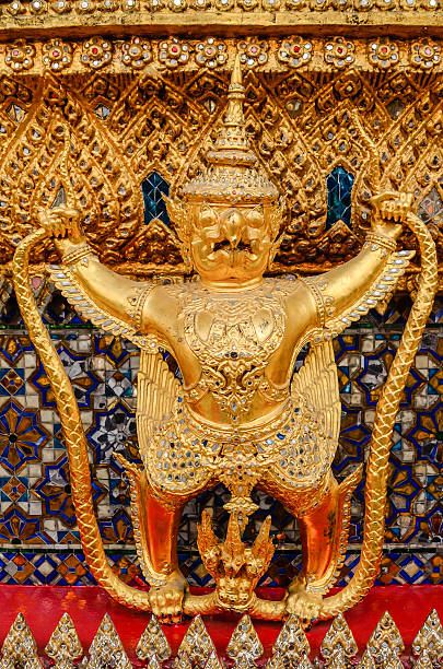 garuda wat phra kaew w bangkoku w tajlandii - bangkok variation religion god zdjęcia i obrazy z banku zdjęć