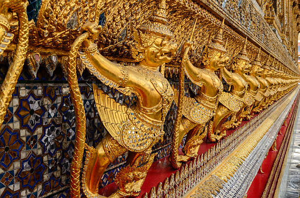 garuda wat phra kaeo bangkok, en thaïlande - garuda bangkok thailand gold photos et images de collection