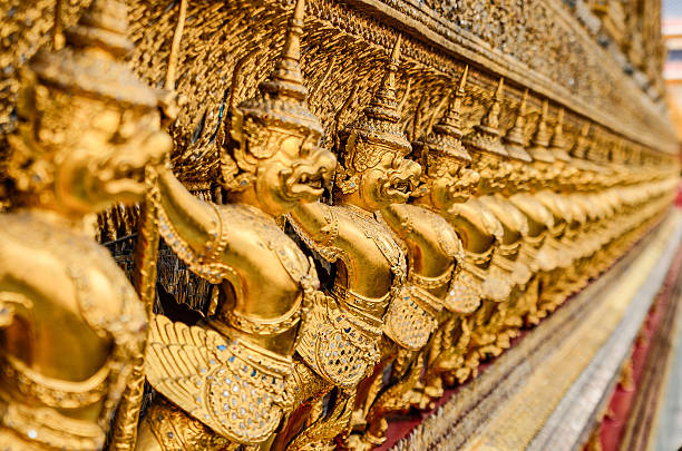 garuda wat phra kaew w bangkoku w tajlandii - bangkok variation religion god zdjęcia i obrazy z banku zdjęć