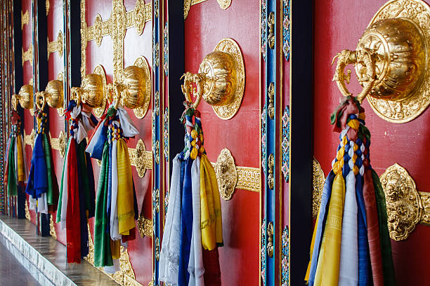 colorida decoração das paredes do templo budista no nepal - concepts and ideas kathmandu swayambhunath tibet - fotografias e filmes do acervo