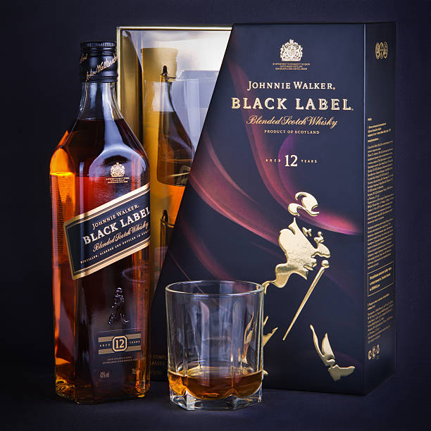 johnnie walker wisky bouteille en verre et boîte actuelle - johnnie walker scotch whisky whisky alcohol photos et images de collection