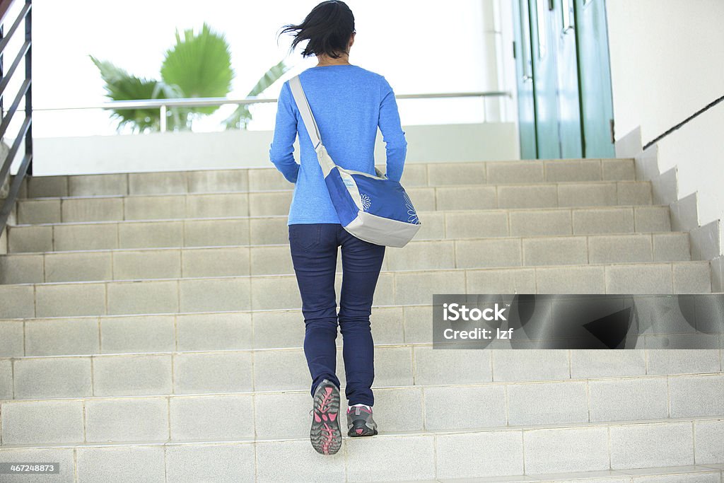 Frau student Laufen auf Treppe - Lizenzfrei Treppe Stock-Foto