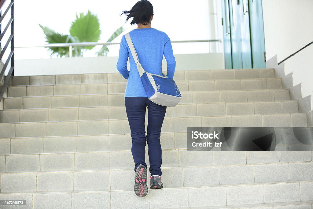 여자 대학 학자금 실행 계단 - 로열티 프리 계단 스톡 사진