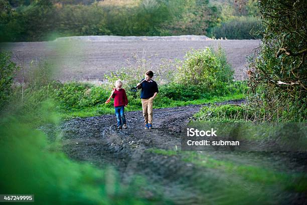 Bei Einem Spaziergang Auf Dem Land Ab Schaufeln In Der Hand Stockfoto und mehr Bilder von Agrarbetrieb