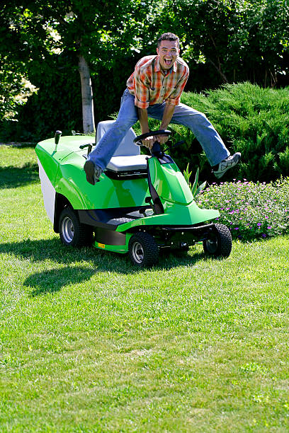 ich genieße rasen mähen!!! - lawn mower tractor gardening riding mower stock-fotos und bilder