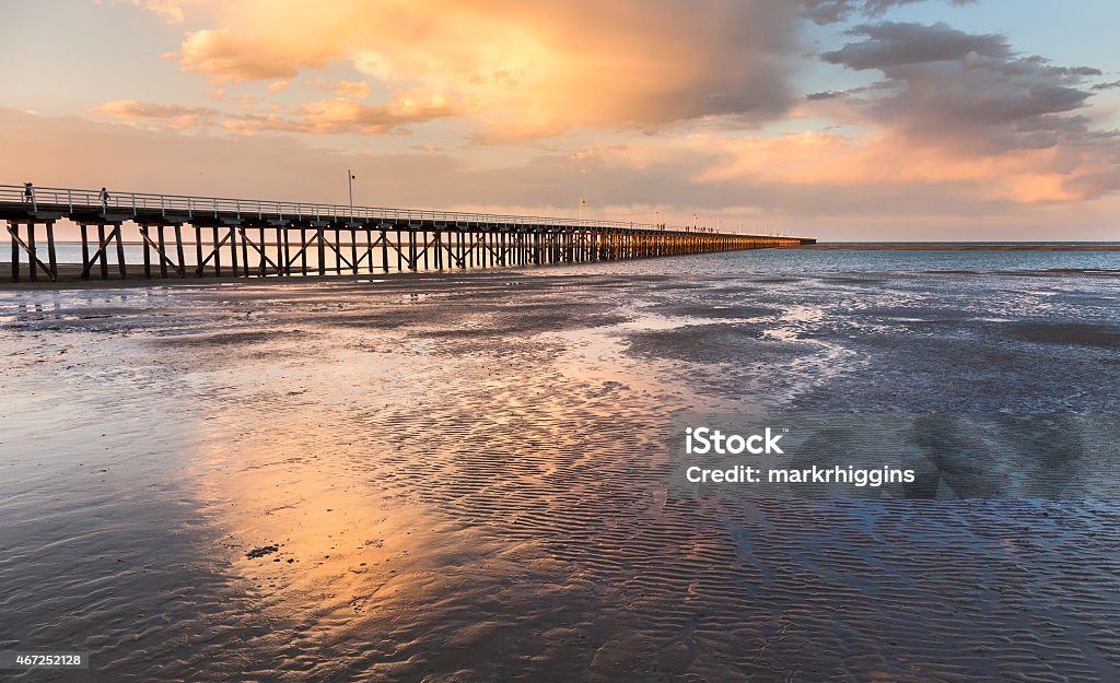 Ao pôr do sol do Píer de Urangan Baía de Hervey, Queensland - Foto de stock de Baía royalty-free