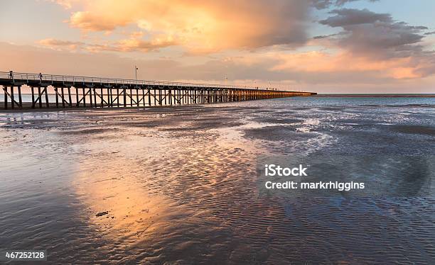 Foto de Ao Pôr Do Sol Do Píer De Urangan Baía De Hervey Queensland e mais fotos de stock de Baía