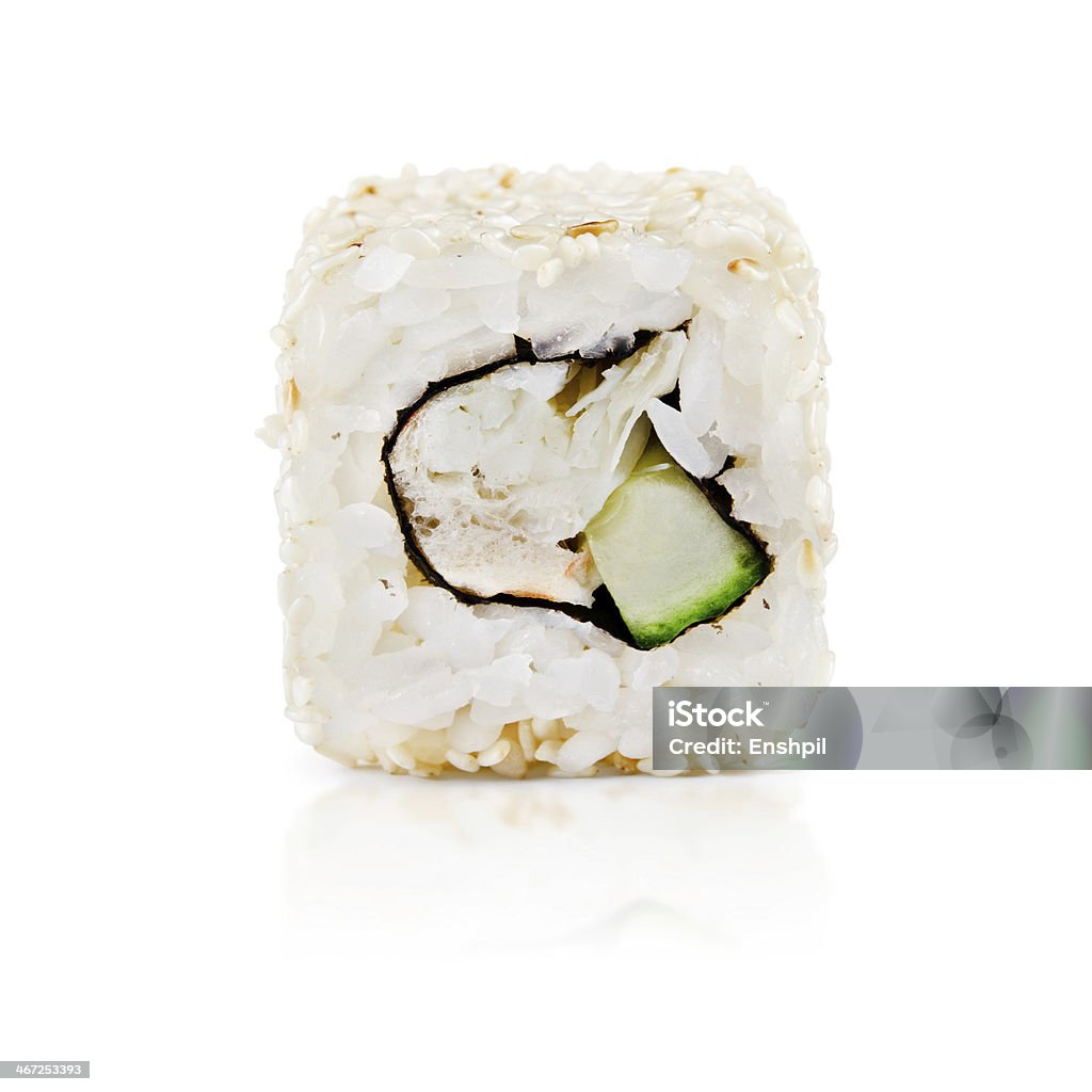 Rollos de sushi japonés tradicional de nuevo sobre un fondo blanco - Foto de stock de Alimento libre de derechos