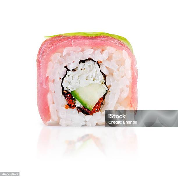 Rolos De Sushi Japonês Tradicional Frescos Em Um Fundo Branco - Fotografias de stock e mais imagens de Almoço