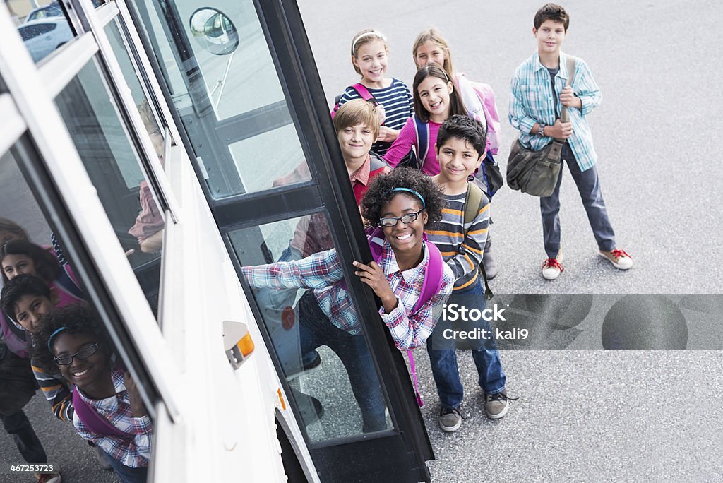 As crianças no ônibus escolar - Foto de stock de Excursão - Evento Educacional royalty-free