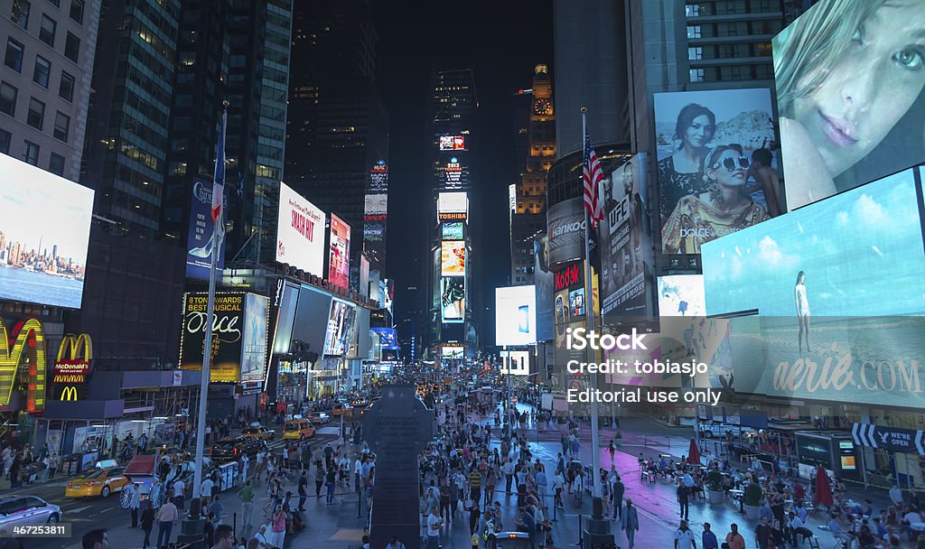 Times Square de Manhattan à noite - Foto de stock de Arranha-céu royalty-free