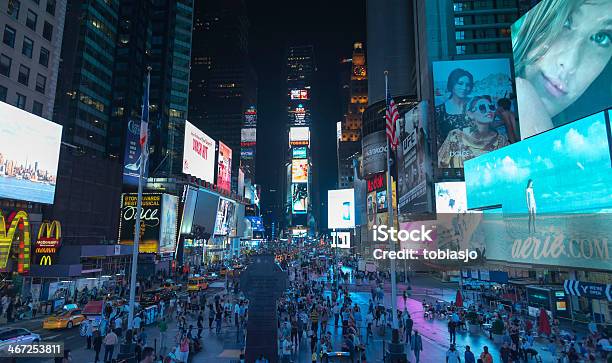 Foto de Times Square De Manhattan À Noite e mais fotos de stock de Arranha-céu - Arranha-céu, As Américas, Atividade