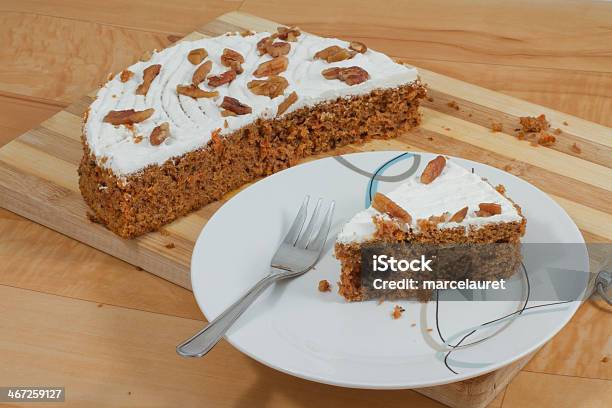 Torta Di Carote - Fotografie stock e altre immagini di Bianco - Bianco, Briciola, Carota