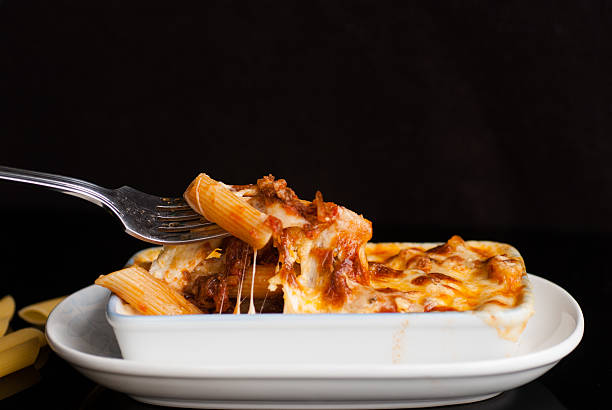 gebackene penne pasta mit tomaten sauce und käse - penne rigatoni pasta tomato pasta stock-fotos und bilder