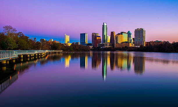 cores vibrantes manhã nascer do sol austin texas skyline vista da cidade - town home imagens e fotografias de stock